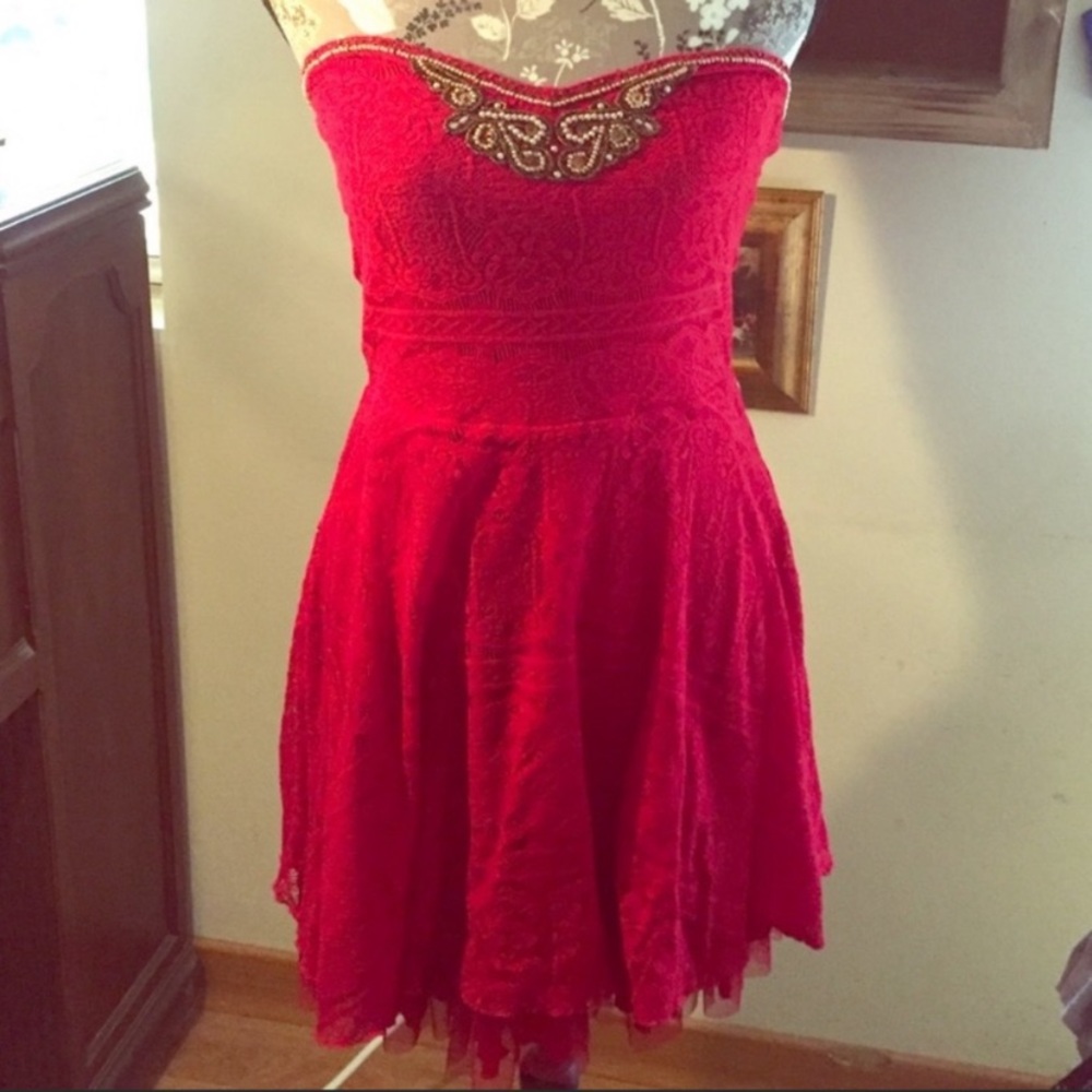 3 for $50🎉 Free people scallop strapless beaded dress